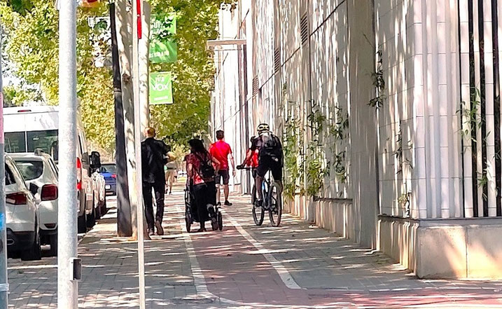 Otro ejemplo más del riesgo que corren los viandantes al caminar por  este carril bici de Nou Campanar.