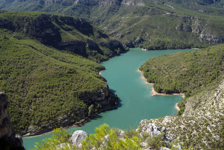 Situado en el  Valle de Ayora - Cofrentes, uno de los parajes más hermosos de la geografía valenciana.