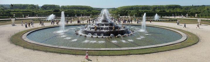 Die großen Bassins mit den Wasserspielen gehören zu den Attraktionen der Parkanlagen von Versailles