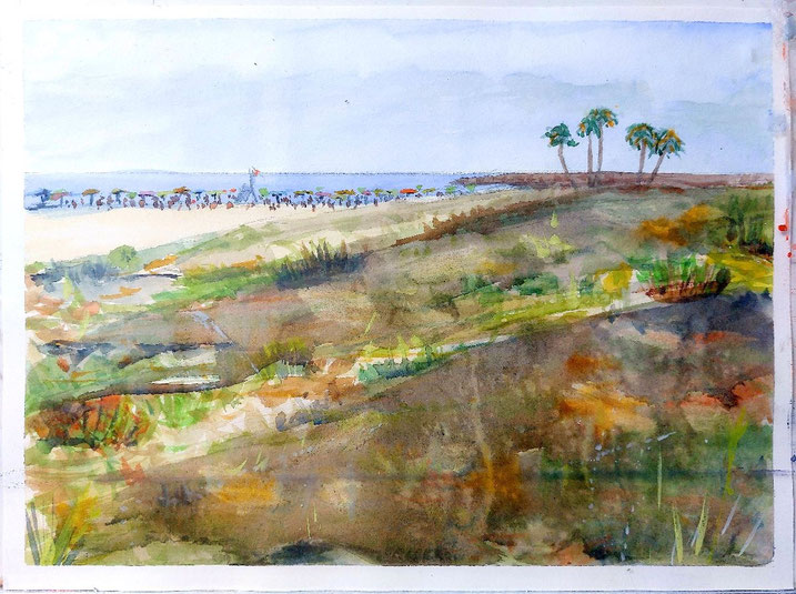 Dunas con vegetación, playa con sombrillas y figuras pequeñas, mar en calma y palmeras al fondo bajo un cielo claro.