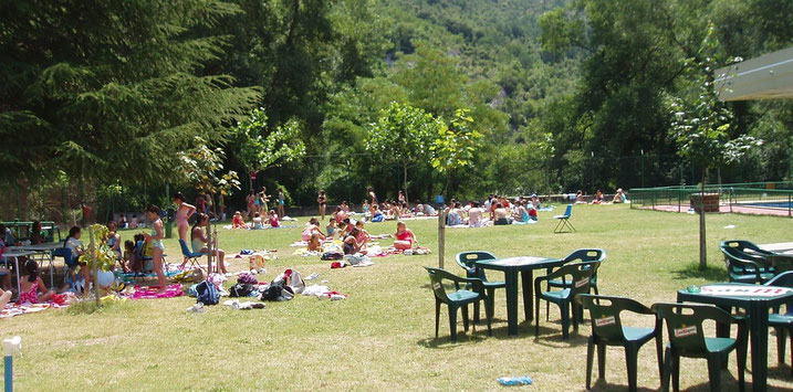 Zona de picnic del Centro de Aventura de Sobrón