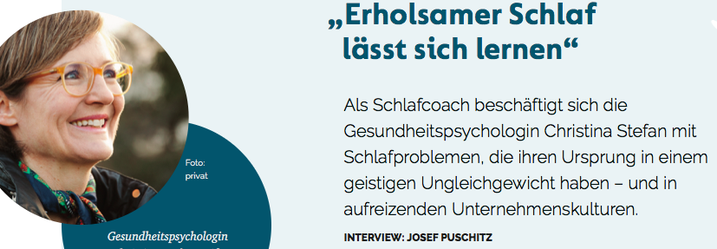 Lächelnde Frau mit Brille die über Schlafstörungen spricht