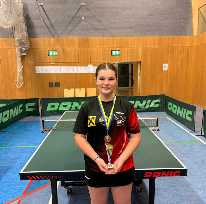 Bravo Magdalena! Sowohl im U15-Doppel weiblich als auch im U15-Einzel weiblich gewann Magdalena Moser Bronze! Die Steigerung ist unübersehbar!