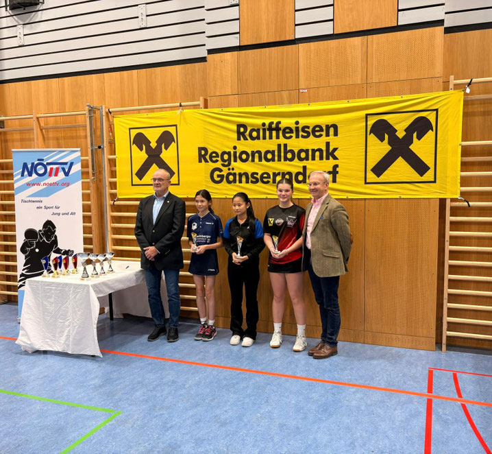 NÖTTV-Präsident Eduard Herzog überreichte die Pokale. Jasmin Rebecca Chue (Gold), Paula Schultschik (Silber) und Magdalena Moser (Bronze) konnten feiern bei der Siegerehrung im U15-Einzel weiblich.