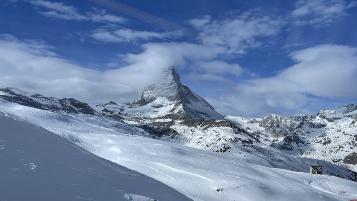De Matterhorn.  Zonder twijfel 1 van de bekendste bergen van Zwitserland (4478 m) Zijn bekendheid is de bijzondere vorm: een piramide met een steil, scheef puntje.