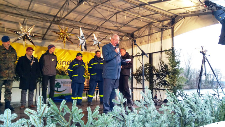 Foto auf der Bühne bei der Ansprache zur Ehrung während der Zeremonie der Eröffnung des Kladower Christkindel-Marktes am Wochenende 2. Advent 2017