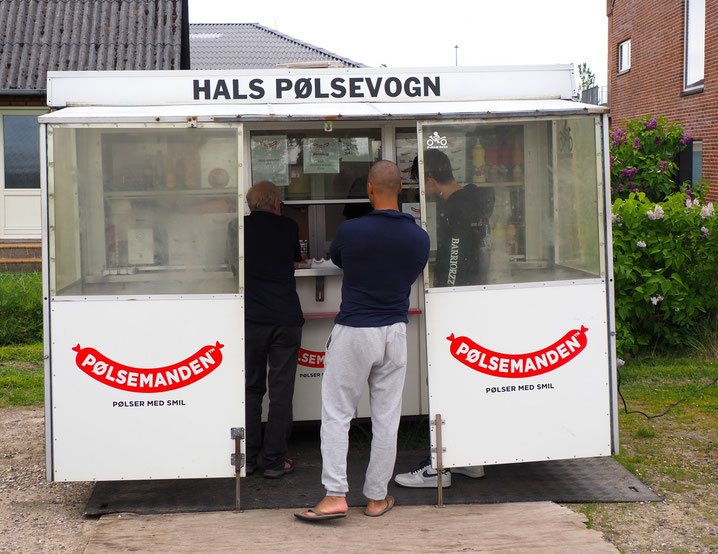 Auch in Nordjütland gibt es rollende Hotdogbuden – wie hier in Hals. Foto: Christoph Schumann, 2024
