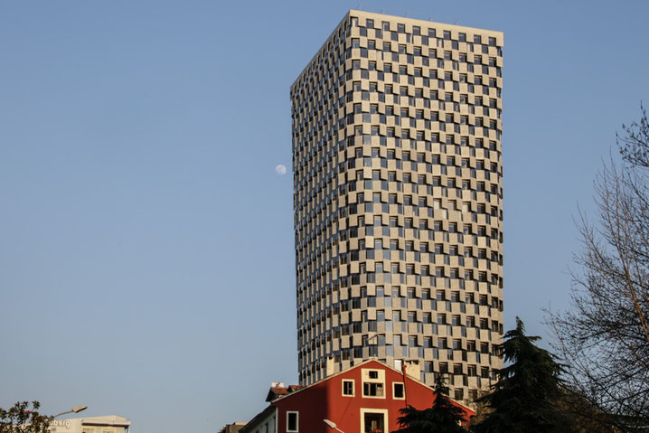 Nach der Wende entstanden in Tirana viele moderne Bauten.