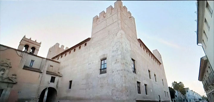 El Palacio-Castillo de Alacuás  tiene características residenciales, con artesonados en las estancias, azulejería y disposiciones ornamentales.