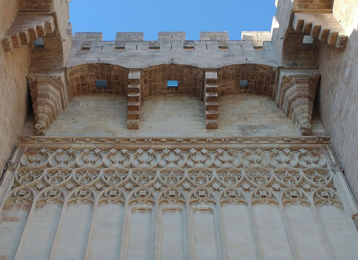 Las torres de Serranos de Valencia tiene un cuerpo central, un arco central con unos adornos que son una filigrana.