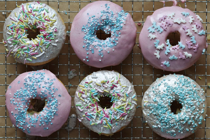bunte Donuts aus Kuchenteig