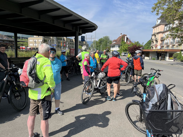 Besammlung der Radfahrer-Gruppe am Bahnhof Interlaken Ost