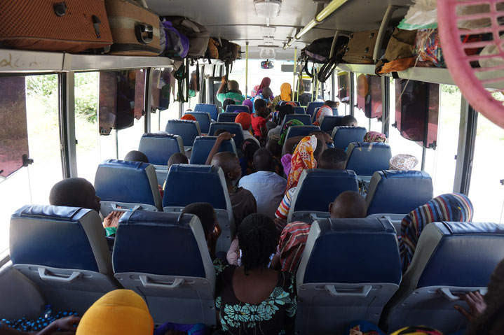 reisen in Mosambik, völlig überfüllte Busse und atemberaubendes Tempo
