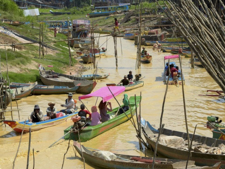 Des touristes sur un canal de Kampong Phluk, dans le nord-ouest du Cambodge, le 12 avril 2018 (AFP - TANG CHHIN Sothy)