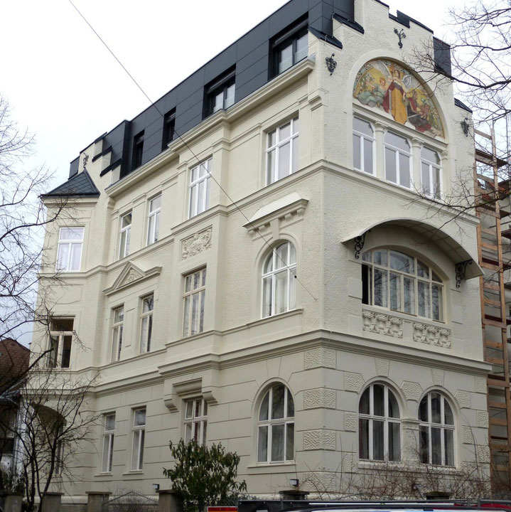 St. Pölten,Andreas-Hoferstr. 6:  Restauratorische Begleitung der Putz- und Malerarbeiten. Beratung bei der Auswahl denkmalgerechter Sanierungsmaterialien, Anlegen von Putz- und Farbmuster, praktische Unterstützung der Arbeiter vor Ort z.B. beim Einlernen 