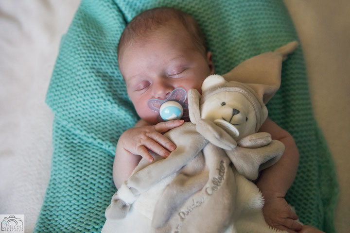 Photographe Montrevel en Bresse nouveau-né naissance bébé