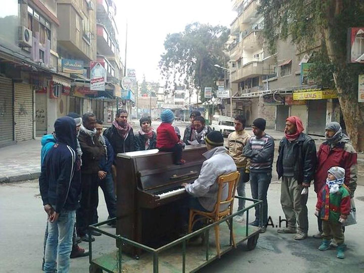 Ayham Ahmads daglige pianokoncert i Yarmouk