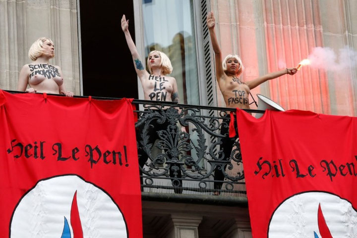 Kvindegruppen "Femen" i protestaktion mod Front National i Paris