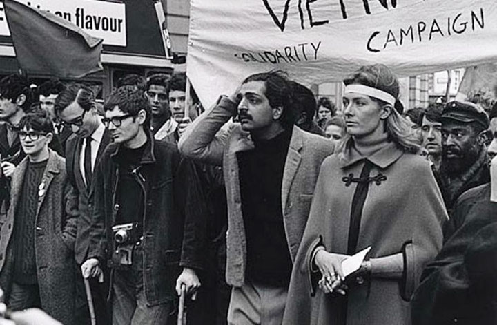 Tariq Ali (dengang medlem af "International Marxist Group" / 4. Internationale) og skuespiller Vanessa Redgrave (dengang medlem af det ligeledes trotskistiske "Workers Revolutionary Party") sammen ved en Vietnam-solidaritetsdemonstration i London.