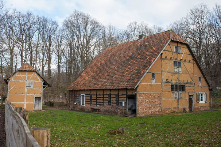 Ein niederrheinisches Hallenhaus: Der Togrund-Hof aus Viersen-Hoser (Kreis Viersen), erbaut 1702, im LVR-Freilichtmuseum Kommern. Foto: Anja Schmid-Engbrodt, 2022
