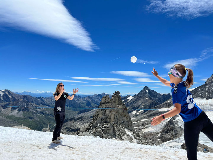 Gewinnerinnen der 2. Woche: Sophie (D-Mädchen) mit Mama und Trainerin Katharina (D-Mädchen) am Hintertuxer Gletscher