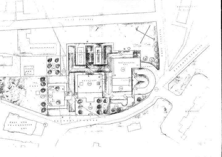 In der Zwischenkriegszeit des 20. Jahrhunderts wurde in Bad Ischl, unter schwierigen wirtschaftlichen Rahmendbedingungen, eine äußerst interessante Bauleistung erbracht: das von den Architekten Clemens Holzmeister und Max Fellerer geplante Kurmittelhaus.