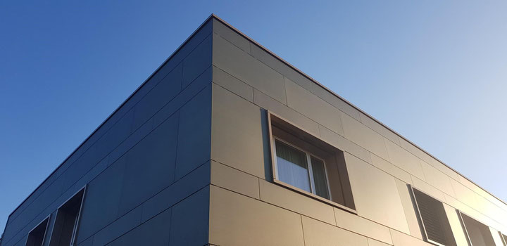 Energetische Fassadensanierung: MFH mit horizontaler Unterkonstruktion, 3D Strukturglas, grün