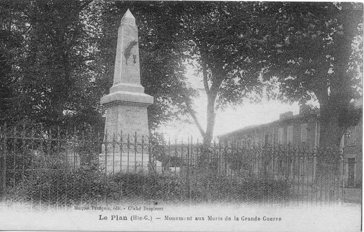 Le Monument aux Morts de la Grande Guerre et ormeaux