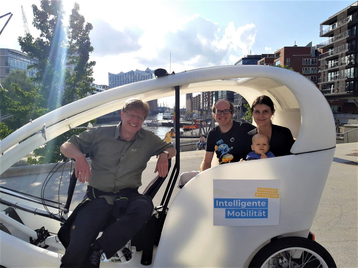 Hamburg by Rickshaw - Der Traditionschiffhafen mit Blick auf die Elbphilharmonie