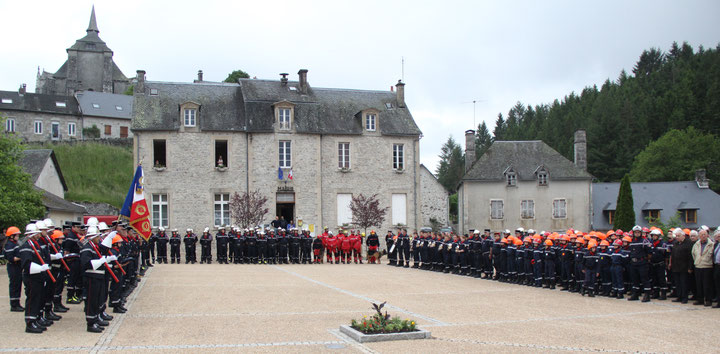 Rassemblement des troupes devant la mairie de Saint-Angel - cérémonie protocolaire