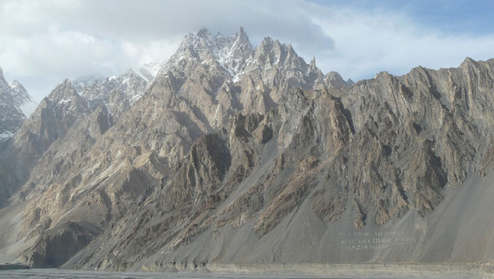 La "cathedrale de Passu", un superbe ensemble d'aiguilles acerees