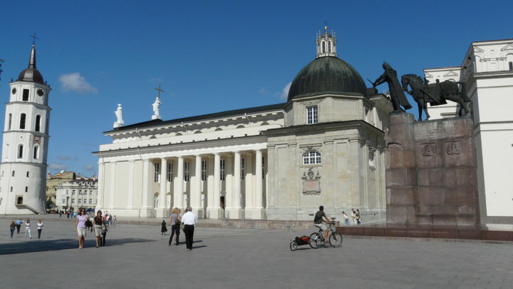 Sur la place de l'archi-cathēdrale, sous le regard de Gediminas (Grand-Duc de Lituanie), a Vilnius