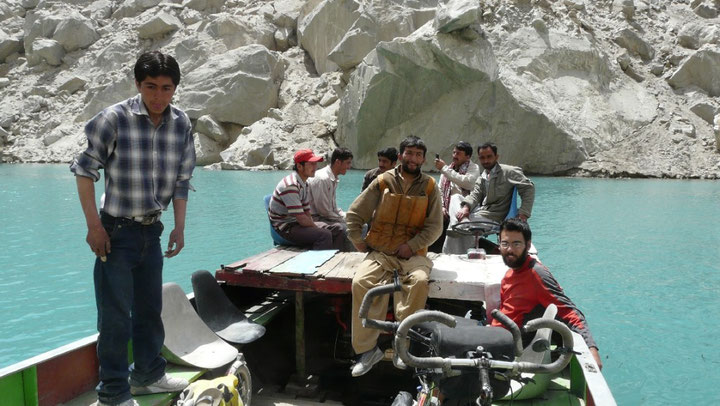 Pour franchir le lac, des bateaux de fortune sont organises