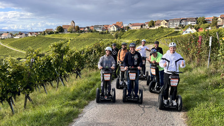 Segway Tour zur Burg Rötteln Lörrach. Gruppenfoto im Hintergund der Weiler Ortsteil Ötlingen