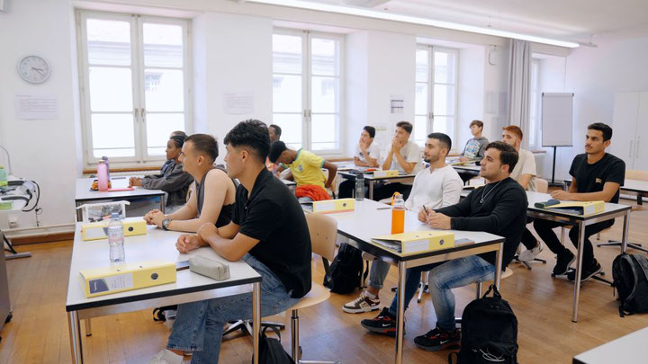 Bei der Integrationsvorlehre INVOL findet der Unterricht an zwei Tagen am Zentrum für Brückenangebote statt. An den anderen drei Tagen wird im Praktikumsbetrieb gearbeitet.