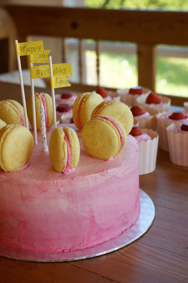 Ombre Erdbeertorte mit weißer Schokolade und Macarons