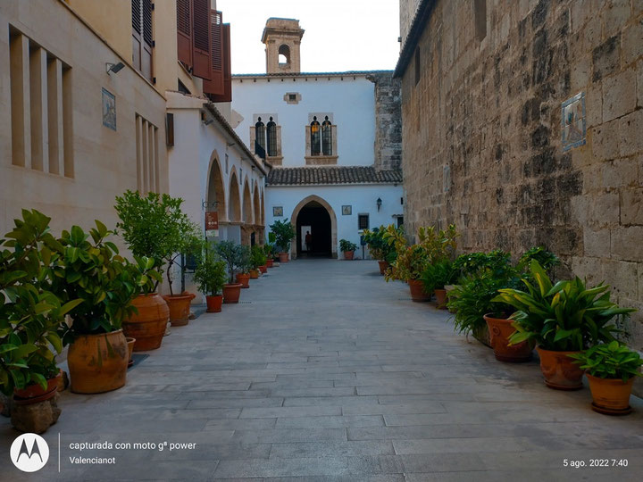 Se trata de un conjunto histórico que combina estilos románico, gótico valenciano y barroco, siendo uno de los monumentos más emblemáticos del centro histórico.