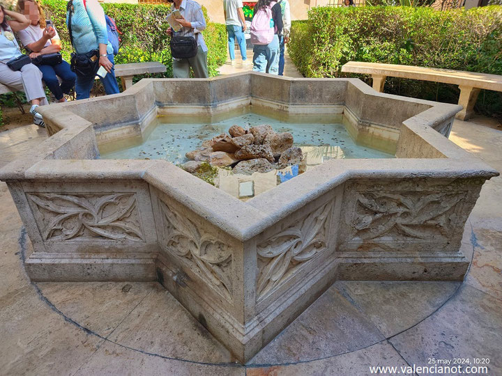 Fuente de los deseos en el Consulado del Mar. Cuenta la historia que si echas una moneda y pides un deseo este se cumplirá. Muchos visitantes deben de creer en esta leyenda, porque está llena de monedas.