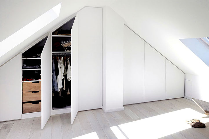 ein Schrank auf Maß, eingepasst in einer Dachgeschoss Wohnung