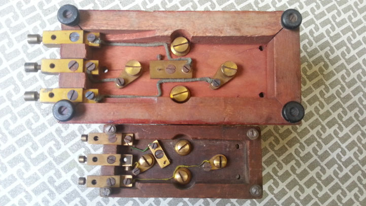 Confronto tra tasto postale italiano e miniatura - le uniche piccole varianti sono sotto la base per ovvi motivi di spazio.