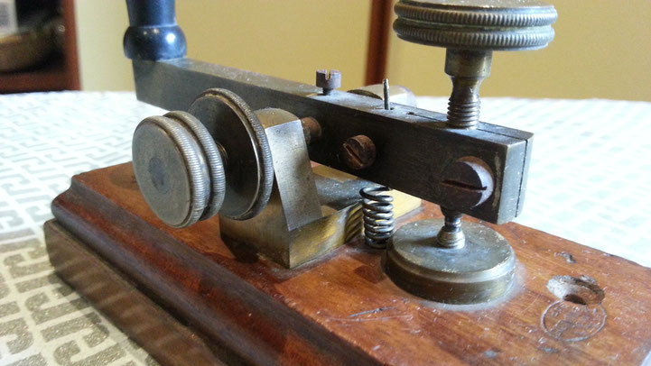 Italian postal telegraph key - Ing. E. De Rinaldis - particlular of contact and regulation