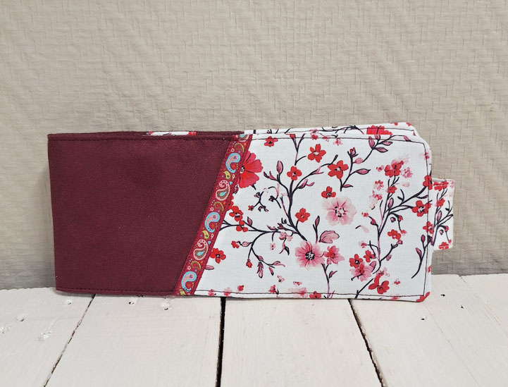porte-chéquier horizontal femme, ruban rouge avec des cachemires, suédine bordeaux , tissu blanc avec des fleurs, idée cadeau fête des mères, anniversaire, Noël