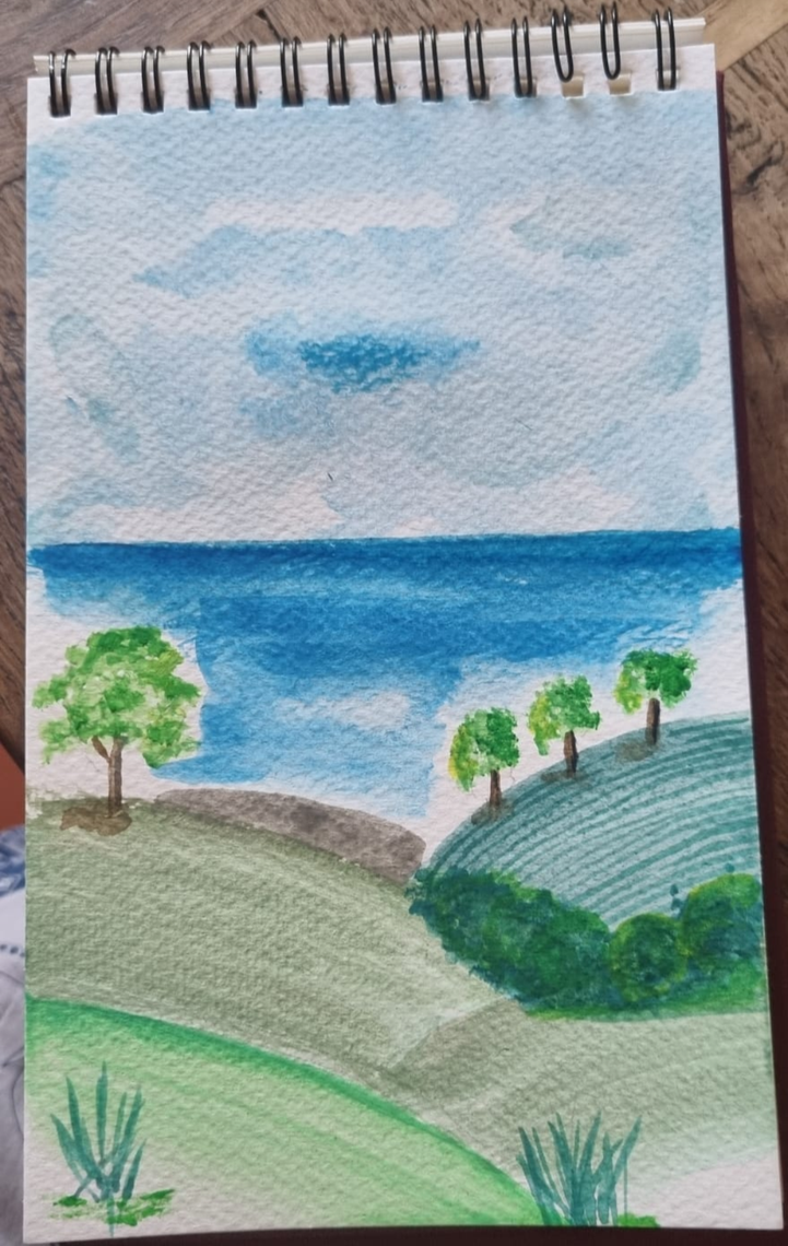 Peinture à l'aquarelle d'un paysage côtier avec des collines verdoyantes, quelques arbres et la mer bleue sous un ciel légèrement nuageux.