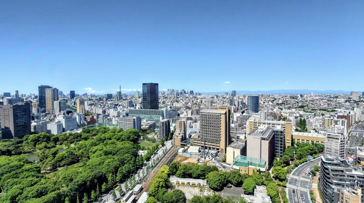 写真右〜中央が中央大学後楽園キャンパス、写真左側の森が小石川後楽園。
