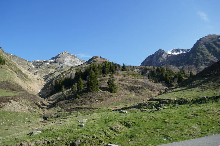 Pic de Bédéra à gauche et à droite vallon vers les cabanes d'Aoube
