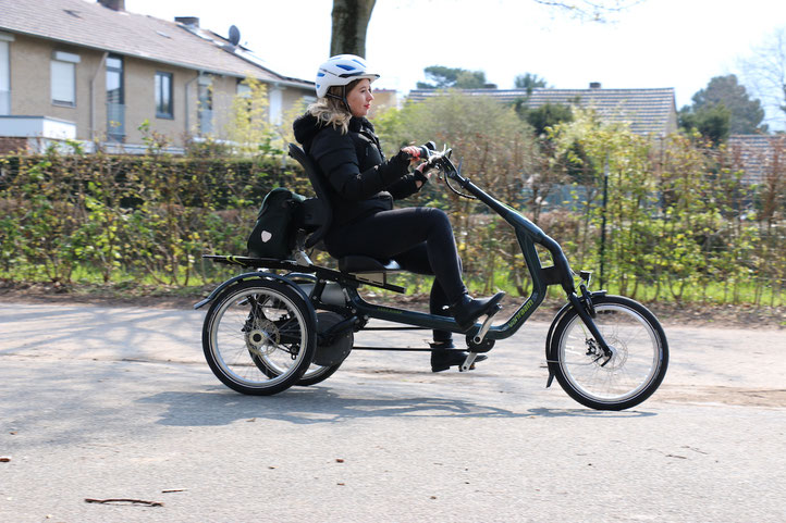 Frau fährt auf Van Raam Easy Rider 3