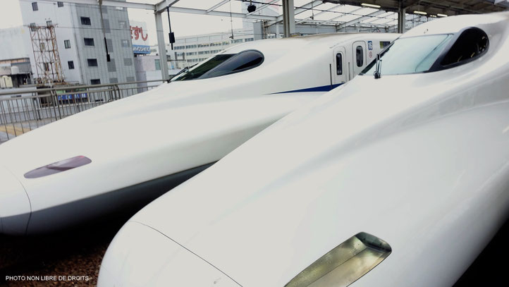 Shinkansen en gare japonaise