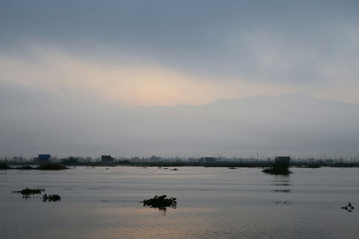 Lueurs de l'aube sur le lac Inle