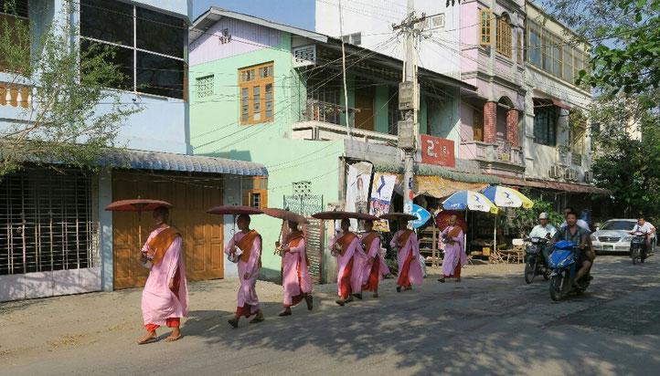 Défilé de nonnes dans les rues de Mandalay