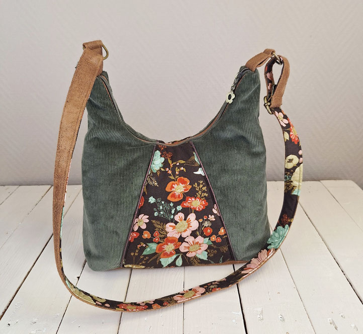 sac à bandoulière femme, hobo bag, velours côtelé kaki, tissu marron avec des fleurs colorées, faux cuir camel, idée cadeau anniversaire, Noël, fête des mères